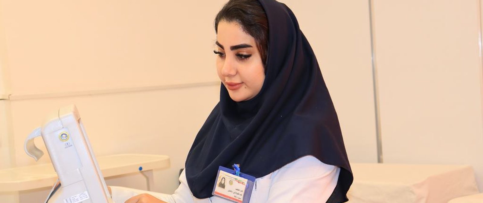 پرستار بیمارستان شفا در کنار تجهیزات پایش